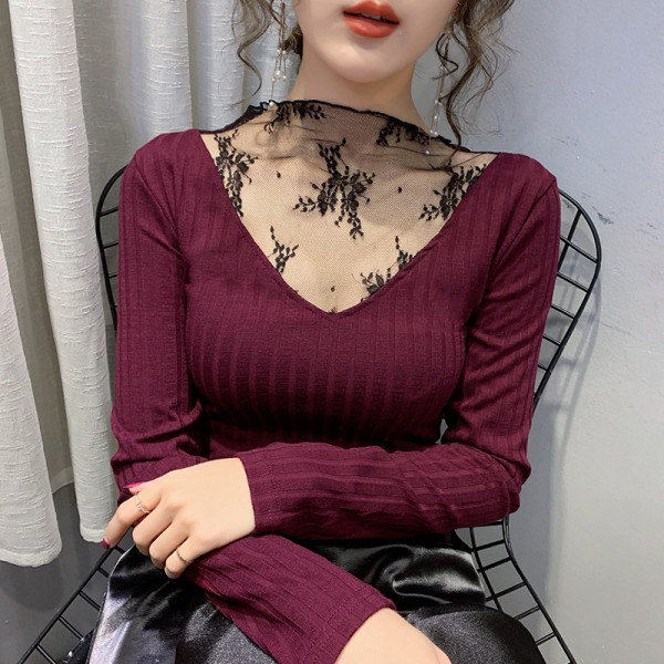 Moderna sieviešu blūze ar mežģīnēm un zemu apkakli