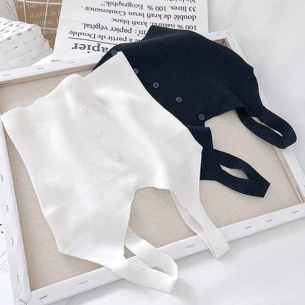 Kötött női felső, széles pántokkal, gombokkal és V-nyakkal