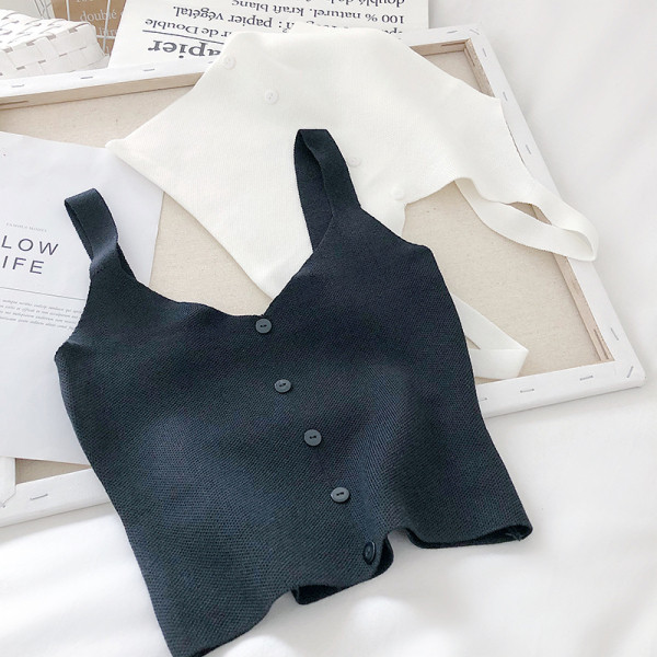 Kötött női felső, széles pántokkal, gombokkal és V-nyakkal