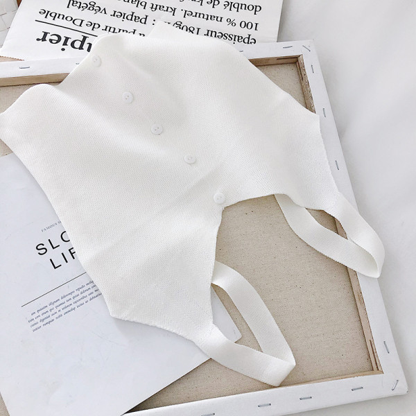 Kötött női felső, széles pántokkal, gombokkal és V-nyakkal