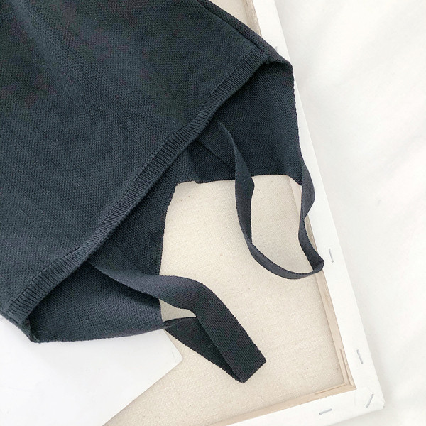 Kötött női felső, széles pántokkal, gombokkal és V-nyakkal