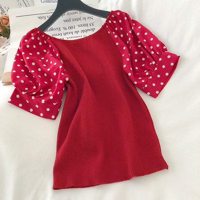 Moteriška palaidinė trumpomis pūstomis rankovėmis su taškeliais