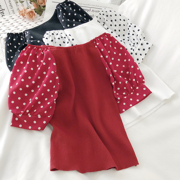 Moteriška palaidinė trumpomis pūstomis rankovėmis su taškeliais