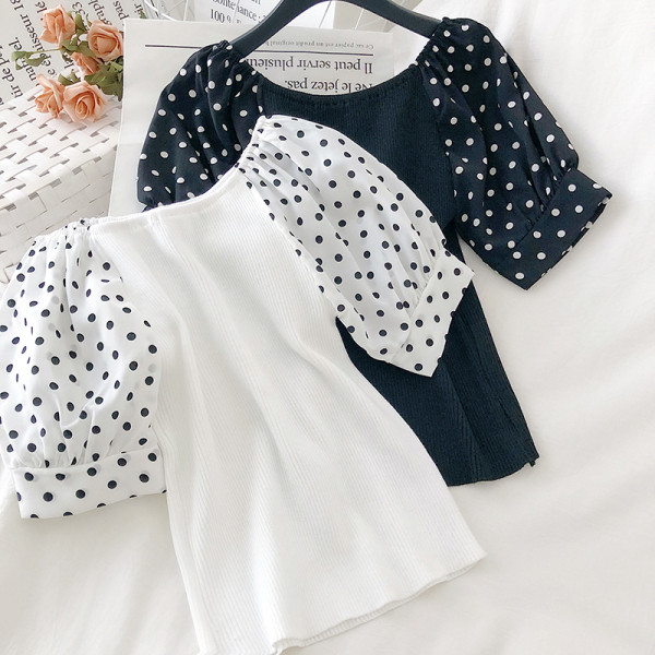 Moteriška palaidinė trumpomis pūstomis rankovėmis su taškeliais