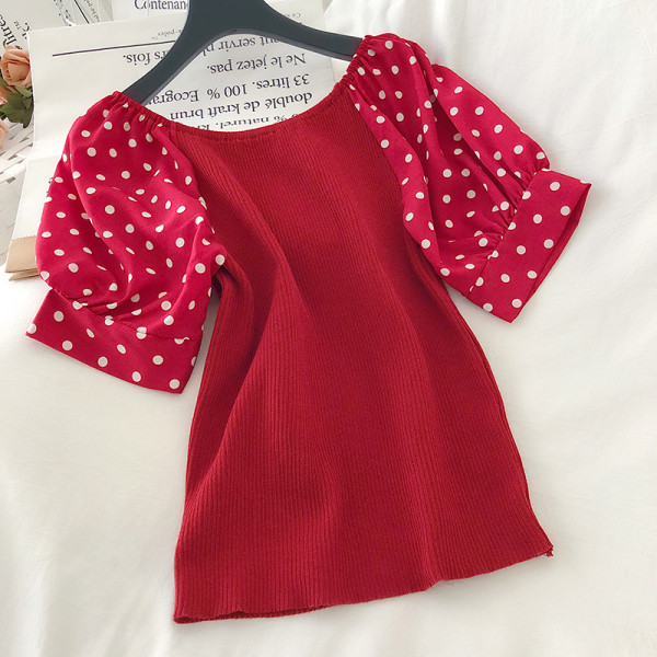 Moteriška palaidinė trumpomis pūstomis rankovėmis su taškeliais