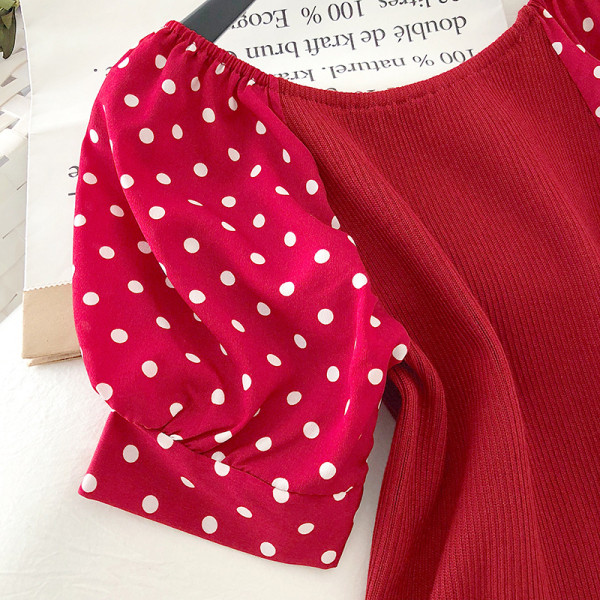 Moteriška palaidinė trumpomis pūstomis rankovėmis su taškeliais