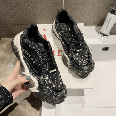 ÚJ Modern, fényes hatású, durva talpú női tornacipő