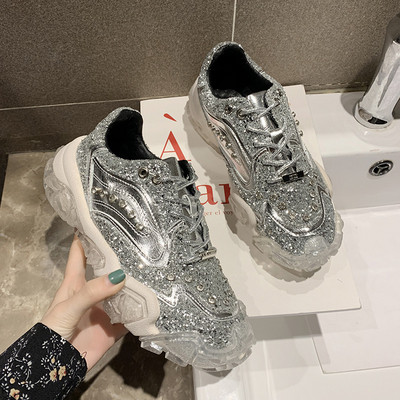 ÚJ Modern, fényes hatású, durva talpú női tornacipő