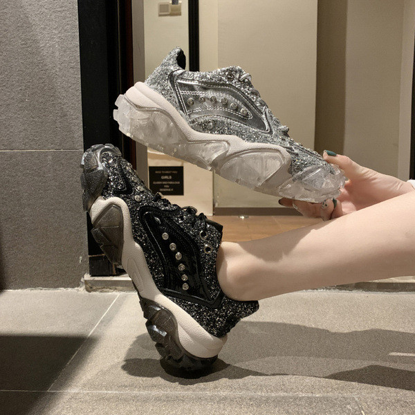 ÚJ Modern, fényes hatású, durva talpú női tornacipő