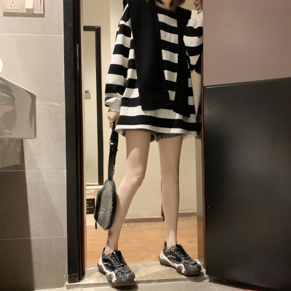 ÚJ Modern, fényes hatású, durva talpú női tornacipő