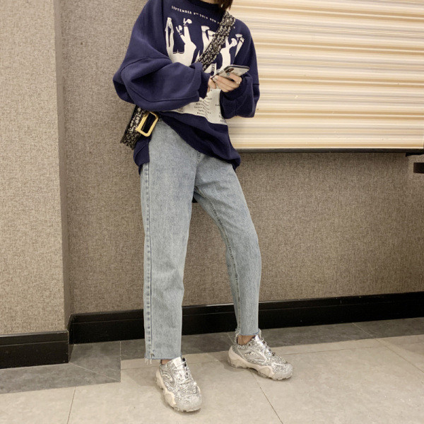 ÚJ Modern, fényes hatású, durva talpú női tornacipő