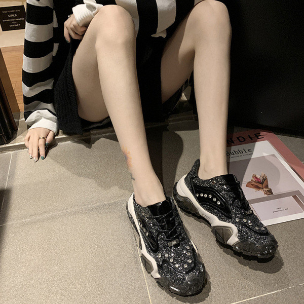 ÚJ Modern, fényes hatású, durva talpú női tornacipő