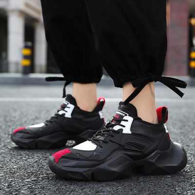 Dabartiniai vyriški sportbačiai grubiu padu ir raišteliais