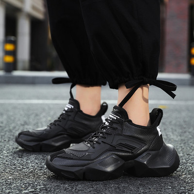 Dabartiniai vyriški sportbačiai grubiu padu ir raišteliais