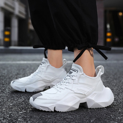 Dabartiniai vyriški sportbačiai grubiu padu ir raišteliais