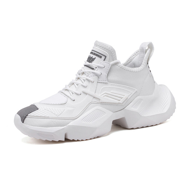 Dabartiniai vyriški sportbačiai grubiu padu ir raišteliais