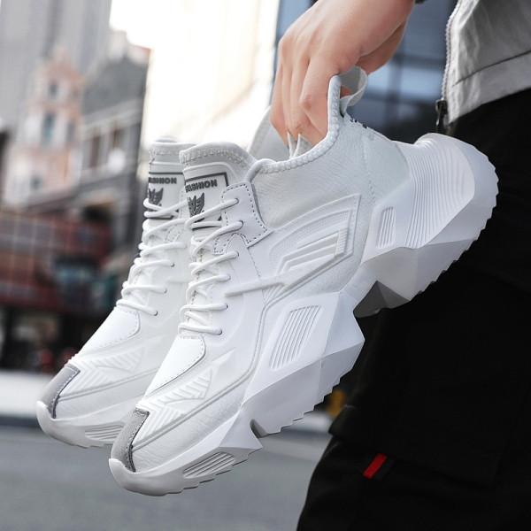 Dabartiniai vyriški sportbačiai grubiu padu ir raišteliais