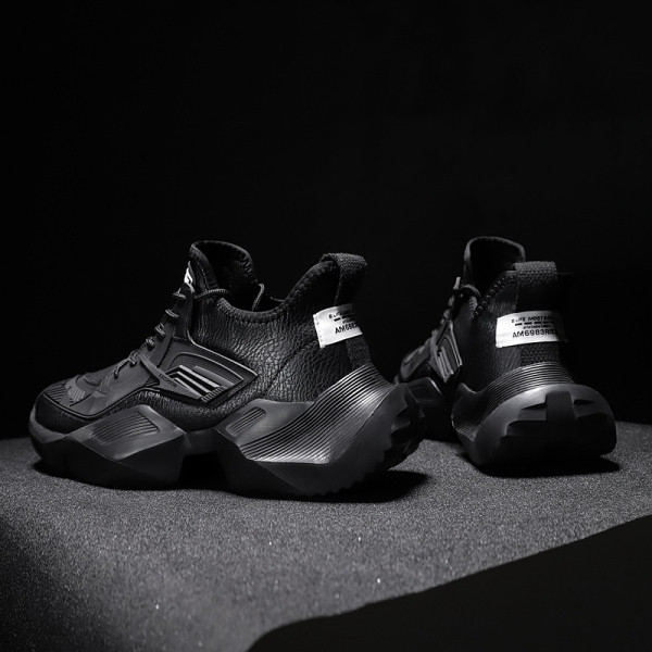 Dabartiniai vyriški sportbačiai grubiu padu ir raišteliais