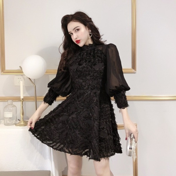 Jauna modeļa sieviešu kleitas piegriezuma modelis ar garām piedurknēm