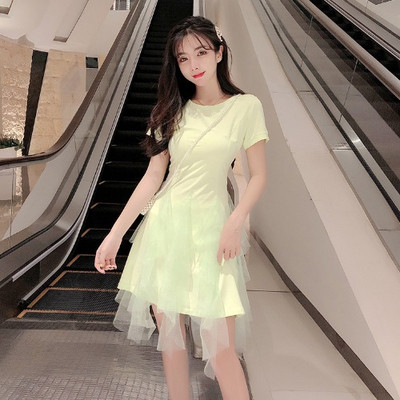 Moderna sieviešu kleita ar īsām piedurknēm un tillu