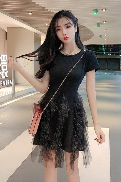 Moderna sieviešu kleita ar īsām piedurknēm un tillu