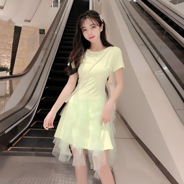 Moderna sieviešu kleita ar īsām piedurknēm un tillu