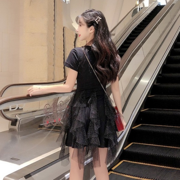 Moderna sieviešu kleita ar īsām piedurknēm un tillu