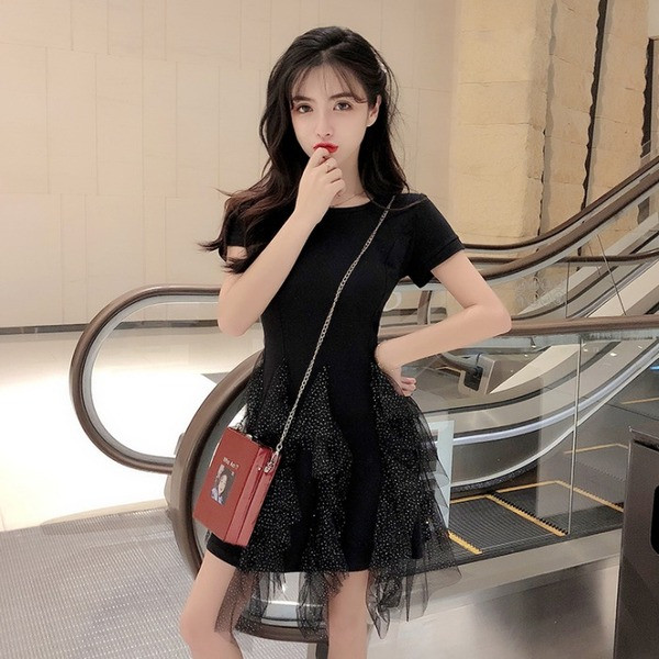 Moderna sieviešu kleita ar īsām piedurknēm un tillu