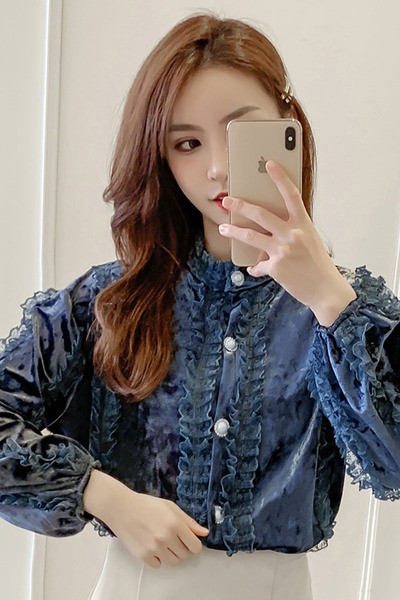 Retro sametist pärlinööpide ja lokkidega naiste särk