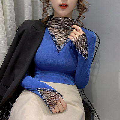 Stiilne naiste pluus ovaalse kaelusega ja kivikestega