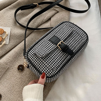 Laisvalaikio moteriška rankinė su ilga rankena ir sagtimi