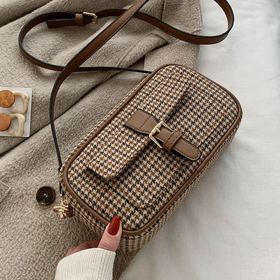 Laisvalaikio moteriška rankinė su ilga rankena ir sagtimi