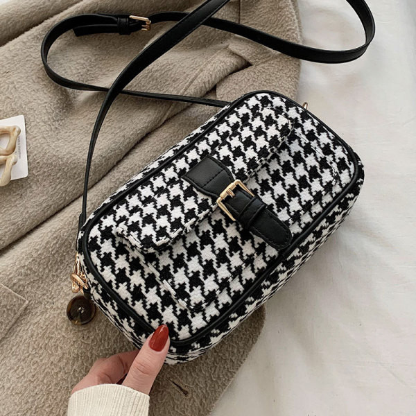 Laisvalaikio moteriška rankinė su ilga rankena ir sagtimi