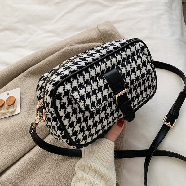 Laisvalaikio moteriška rankinė su ilga rankena ir sagtimi