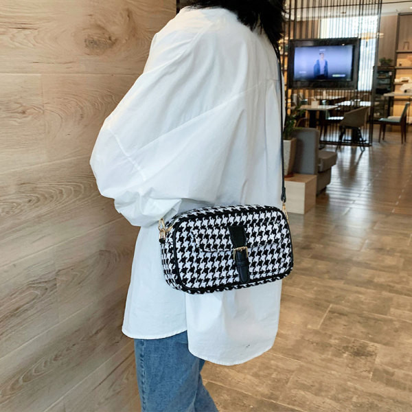 Laisvalaikio moteriška rankinė su ilga rankena ir sagtimi