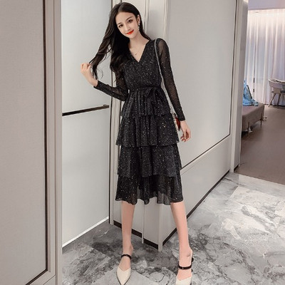 Fényes női ruha hosszú ujjal és spitz nyakkivágással