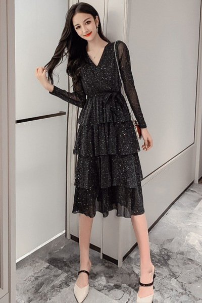 Fényes női ruha hosszú ujjal és spitz nyakkivágással