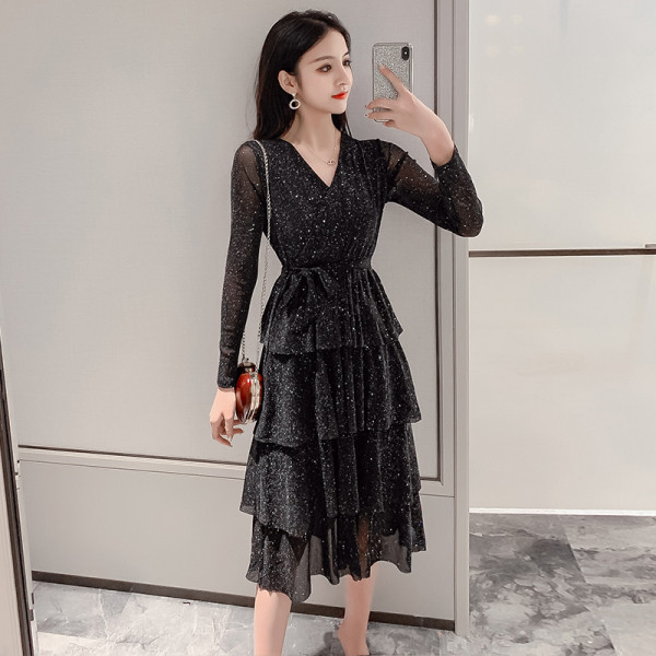 Fényes női ruha hosszú ujjal és spitz nyakkivágással