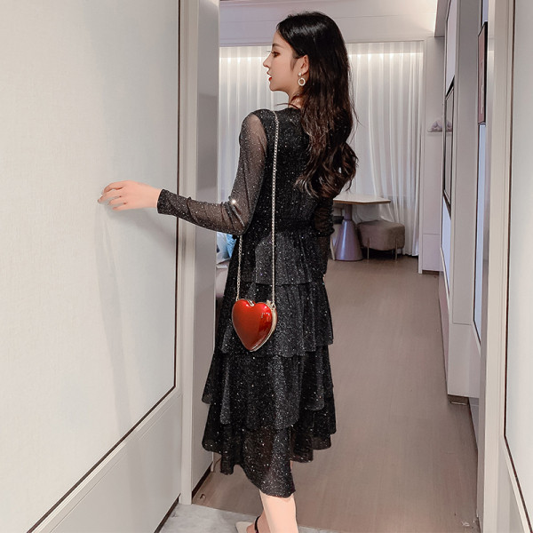 Fényes női ruha hosszú ujjal és spitz nyakkivágással