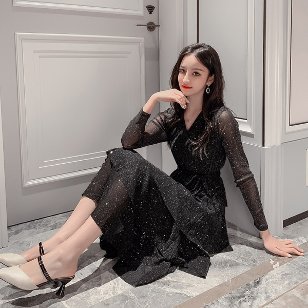 Fényes női ruha hosszú ujjal és spitz nyakkivágással