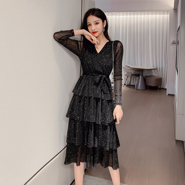 Fényes női ruha hosszú ujjal és spitz nyakkivágással