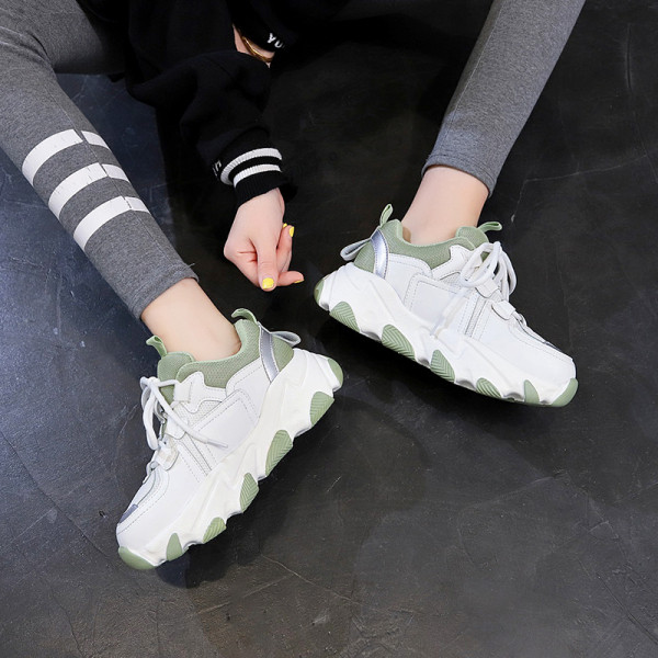 Eko bőrből készült alkalmi női tornacipő durva és magas talppal