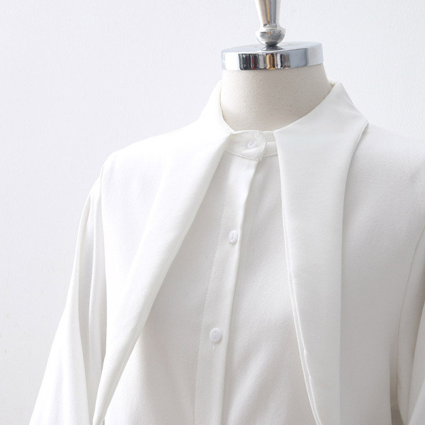 Cămașă elegantă de damă, cu guler cravată și mâneci largi