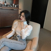 Moodne naiste pluus kõrge krae ja puhvis varrukatega