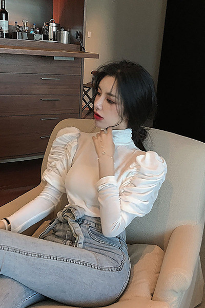 Moodne naiste pluus kõrge krae ja puhvis varrukatega