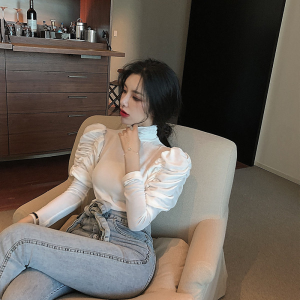 Moodne naiste pluus kõrge krae ja puhvis varrukatega