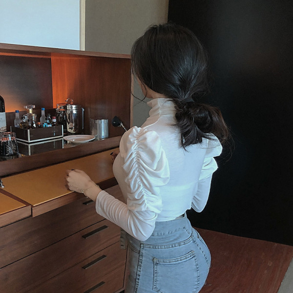 Moodne naiste pluus kõrge krae ja puhvis varrukatega