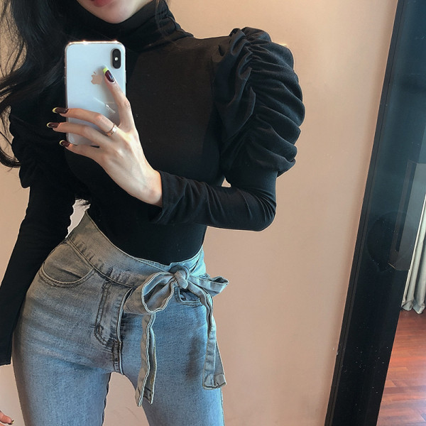 Moodne naiste pluus kõrge krae ja puhvis varrukatega