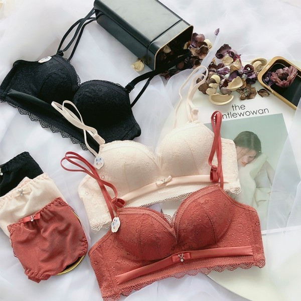 Moteriško nėriniuoto apatinio trikotažo komplektas