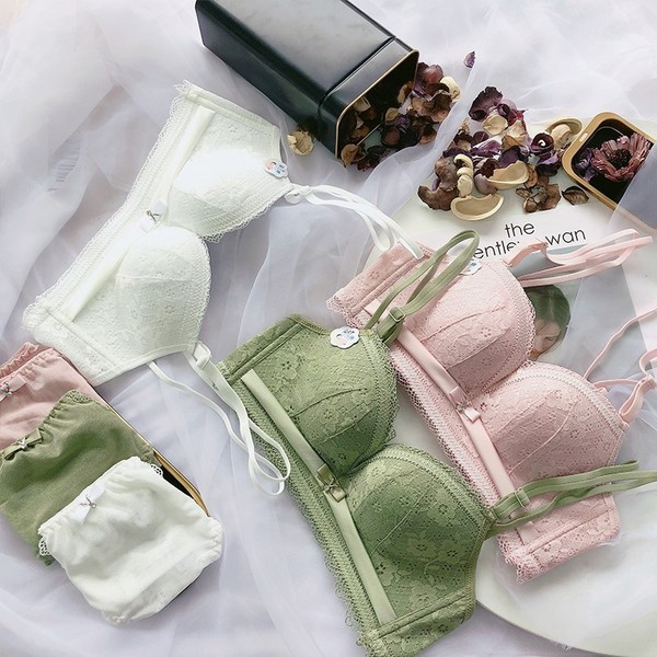 Moteriško nėriniuoto apatinio trikotažo komplektas